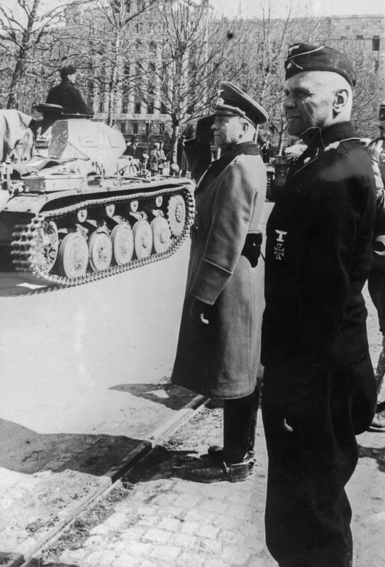 Генерал-полковник Эвальд фон Клейст принимает парад немецких войск в Белграде