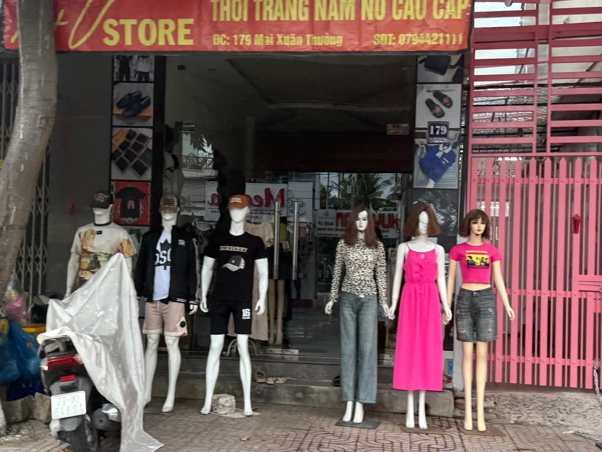 Даже манекены тут уж слишком миниатюрные