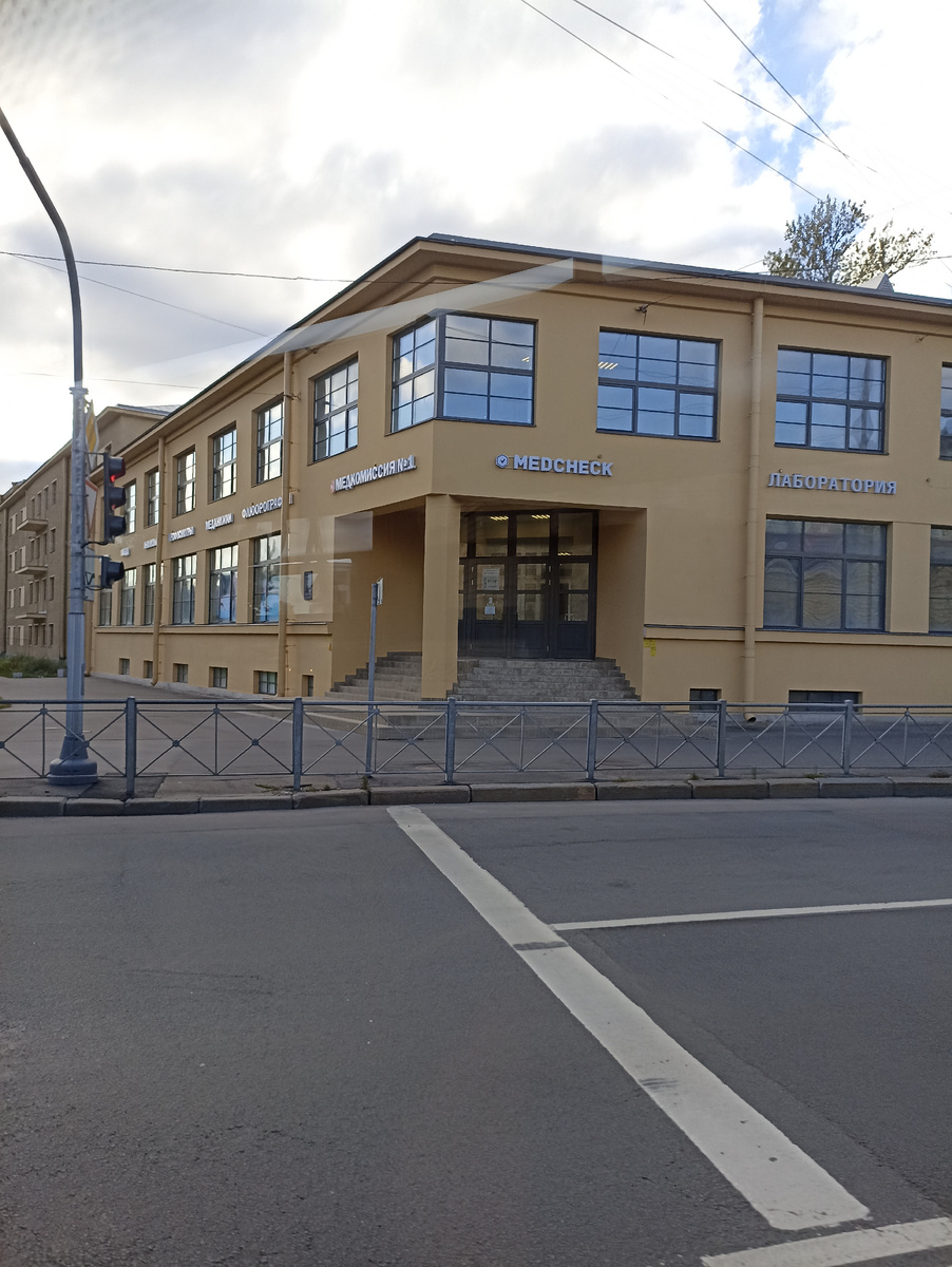 Двухэтажное здание на углу Кондартьевкского и Полюстовского проспектов. 