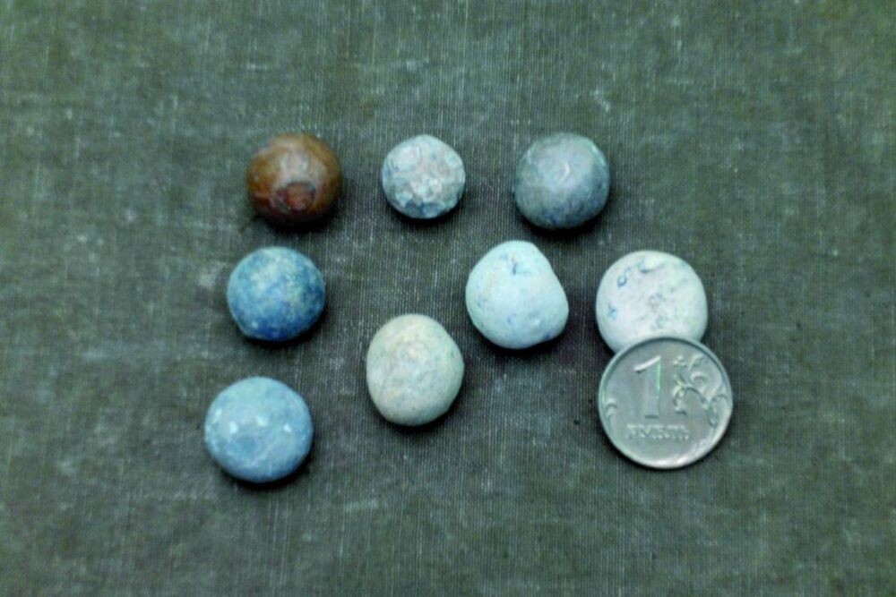 Голубого цвета картечь, коричневая - свинцовая пуля. Картечью стреляли из гладкоствольного французского мушкетона - трамблона