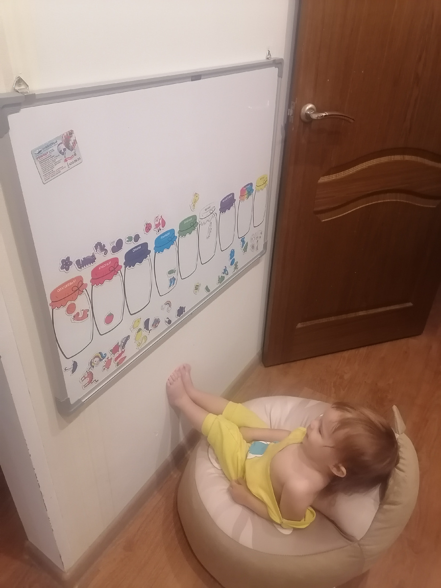 Дочка привыкла играть в эту игру сидя, нам ещё предстоит научиться играть стоя...