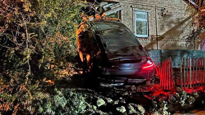    Машина протаранила жилой дом, не убив никого по счастливой случайности // Фото ГИБДД Ростовской области