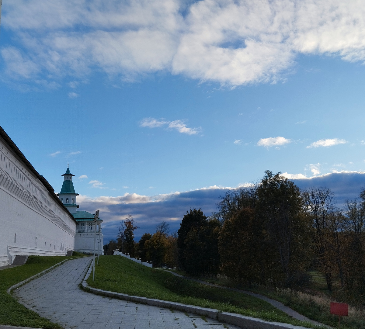 У стен Воскресенского Новоиерусалимского монастыря.