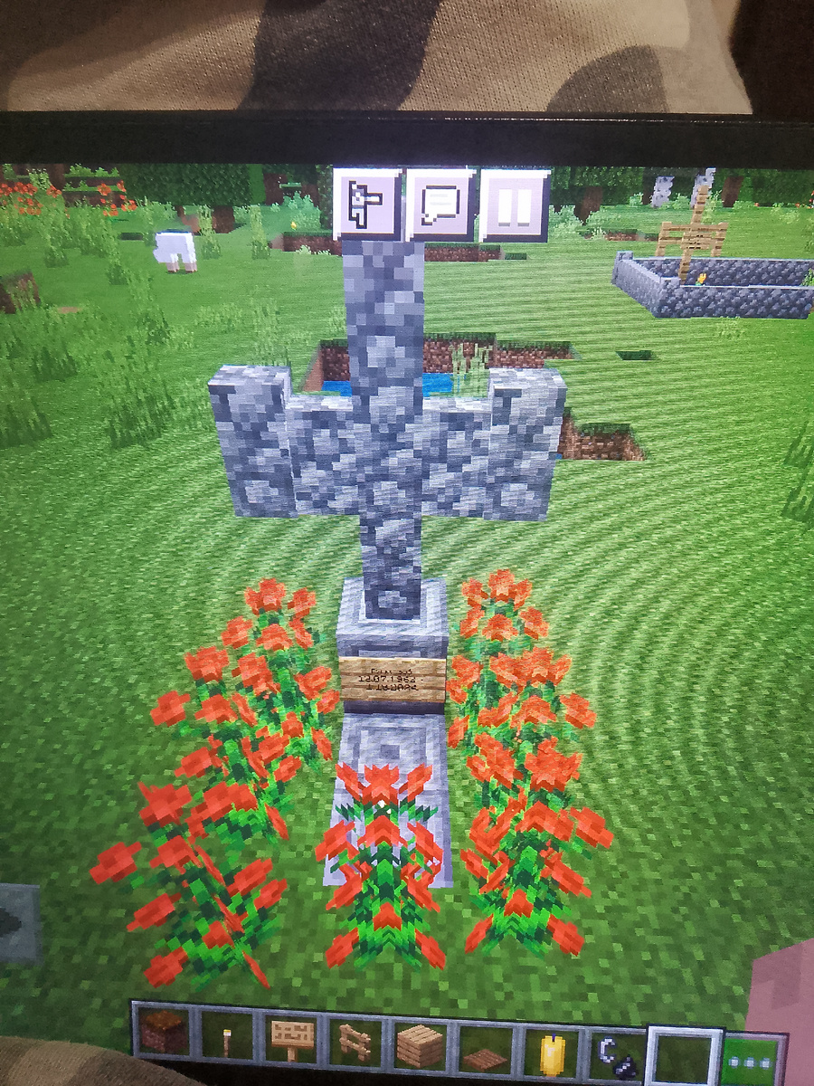 Памятник на могиле Губки Боба! 