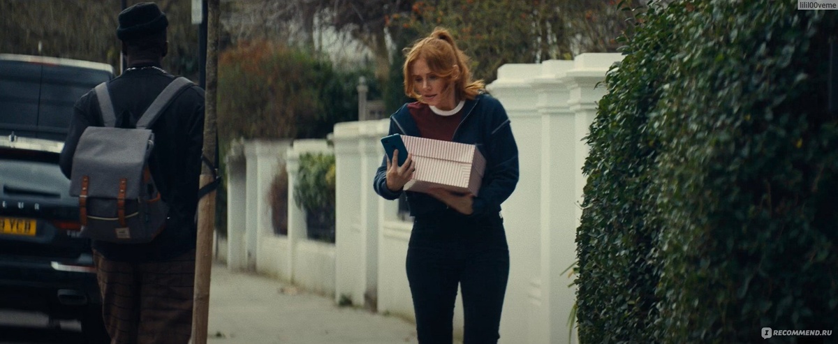 Кэт - когда-то подававшая надежды, но так и не вышедшая из этого статуса актриса из Америки, которая уехала дить в Лондон и теперь преподает в каком-то баре курс по актерской импровизации для тех, кто решил, что имеет шансы стать кинозвездой. Ну, сами понимаете, какой курс, такие и шансы...