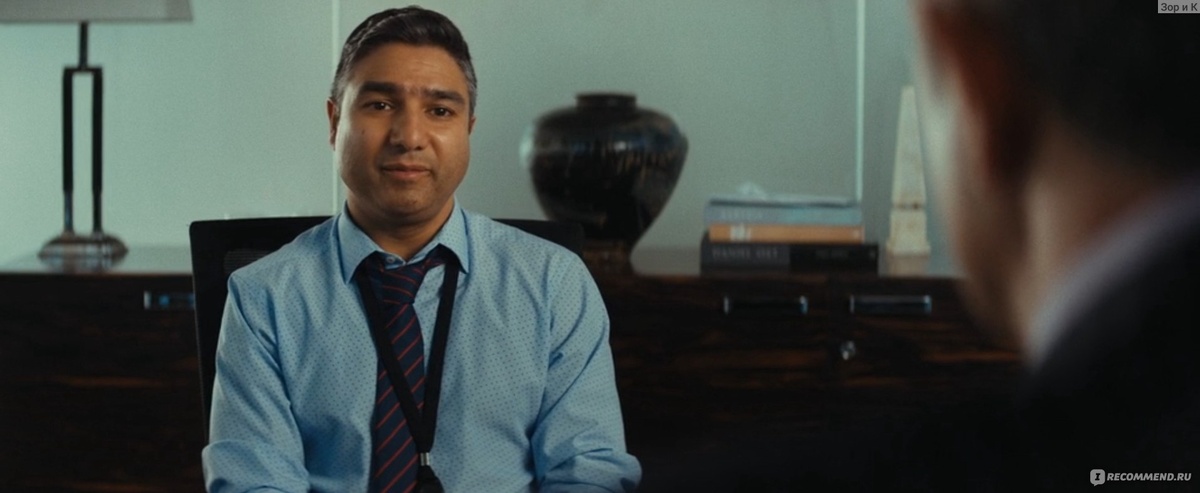 Хью - тоже эталон, но в другой категории. Он стоит на низшей ступеньке в пищевой офисной цепи, он даже не офисный планктон, он - водоросль. Он хочет со всеми дружить, но он нелеп и жалок в своем стремлении нравиться всем окружающим. Он единственный не-актер в этой троице, студия экспромта для него - шанс заполучить средство добиться своего.