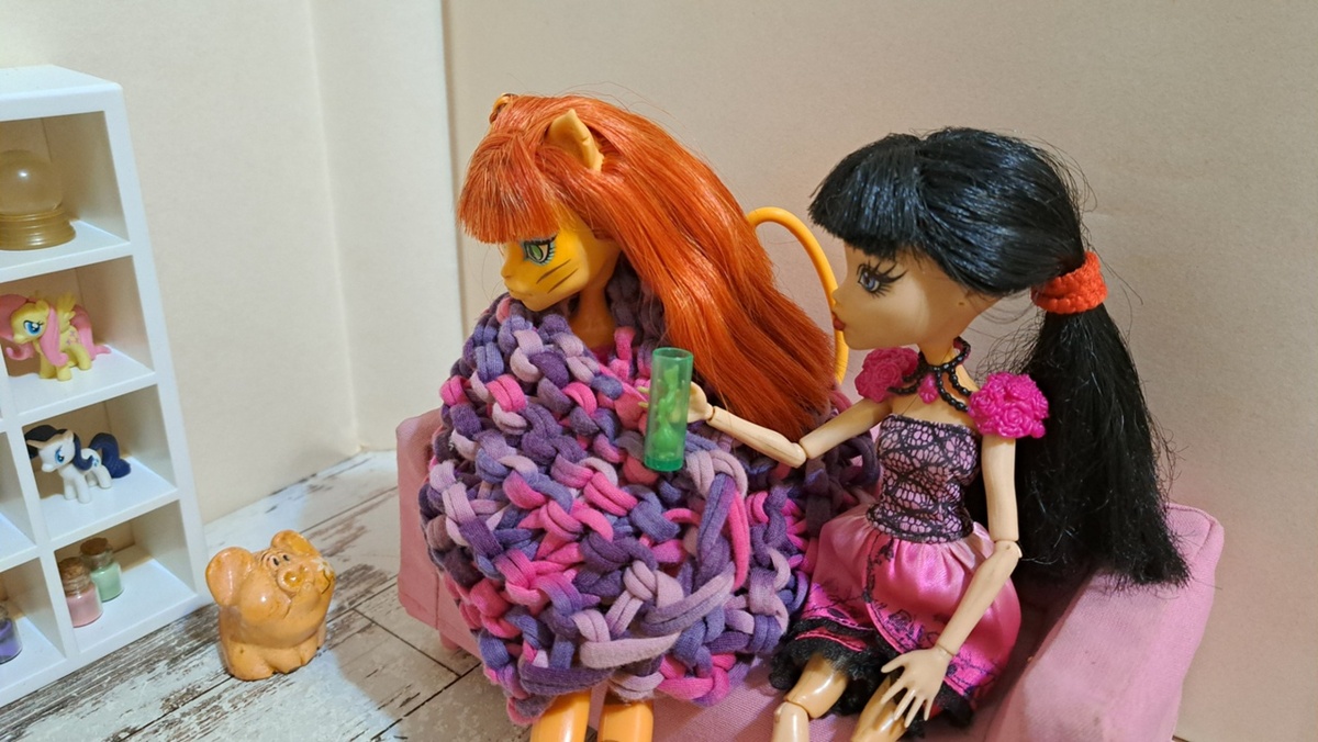 "Фу, какая гадость." - подумали Сана и Пятачок, но Оливка уговорила подругу выпить лекарство.