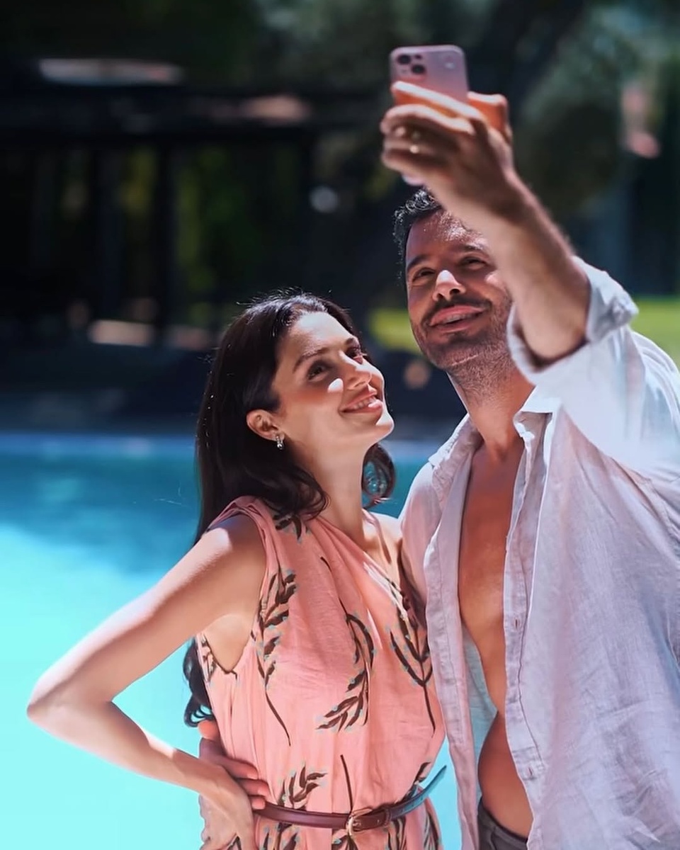 Ханде Эрчел и Барыш Ардуч в сериале «Любовь и слезы». Фото: соцсети