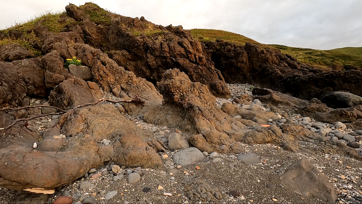 Эрозионный вулканогенный морской берег - такой ландшафт окружает нашу стоянку