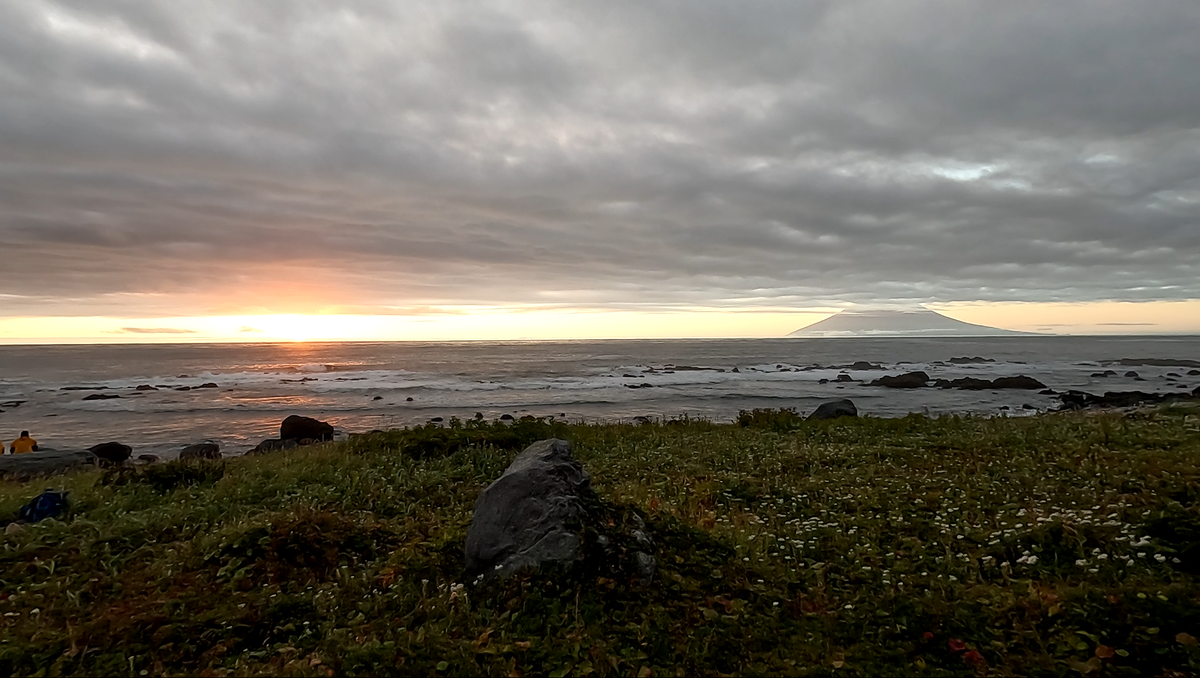 Это вечер 9 сентября - вся литораль еще залита водой, видны белые гребни волн, они как раз проходят границу отмели, которая утром 10 сентября освободилась от воды