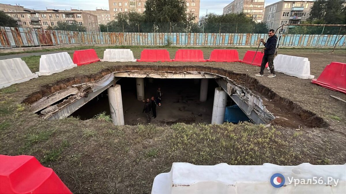    Кто выдавал разрешение на подземную парковку в школе №38 Орска, где обвалилось поле? Прокуратура проводит проверку