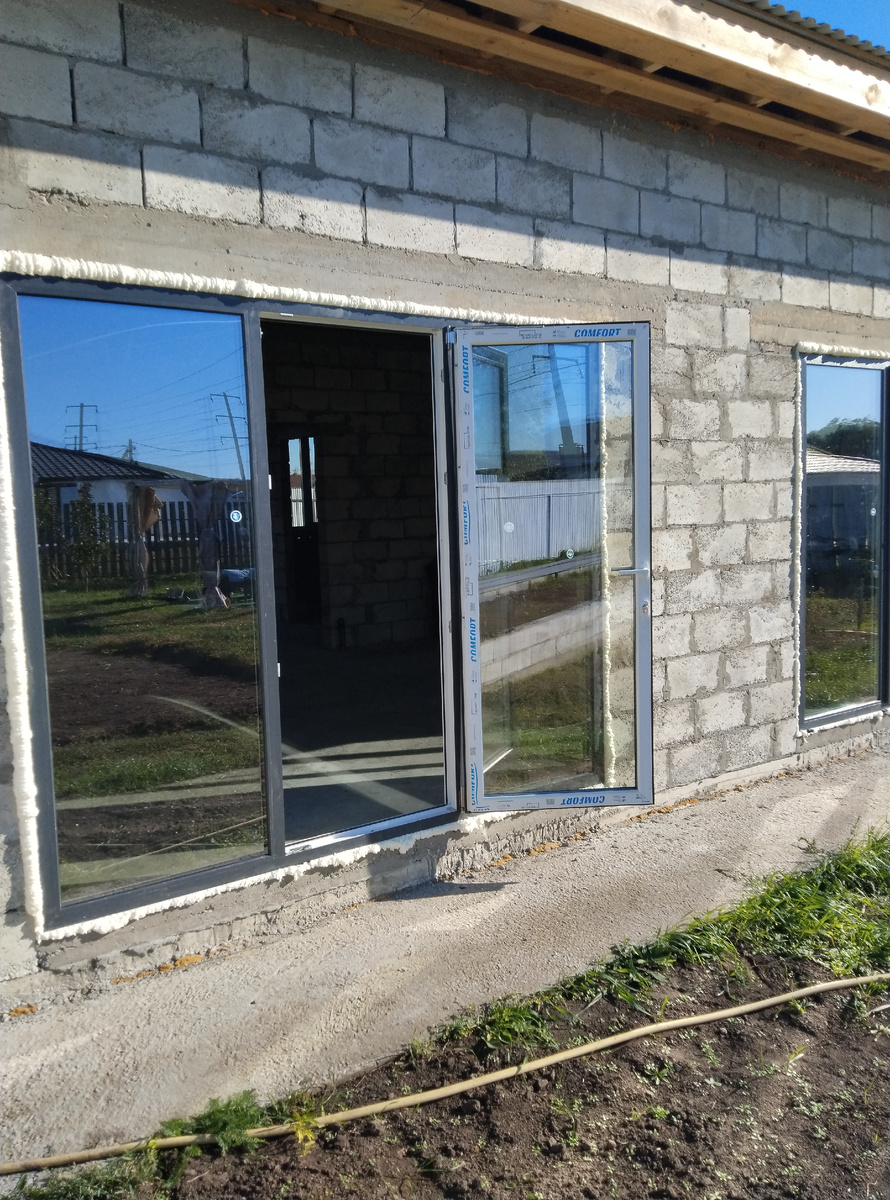 Запланировано широкое крыльцо, чтобы распахнул дверь из дома и вышел попить чай на воздухе.