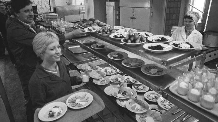 В Советской столовой. Источник: Клипиницер Борис/Фотохроника ТАСС