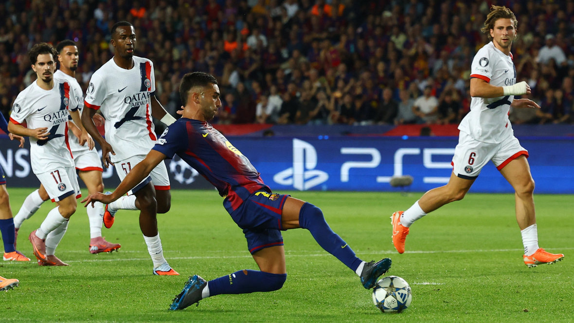    Нападающий «Барселоны» Ферран Торрес забивает гол в ворота «ПСЖ». Reuters