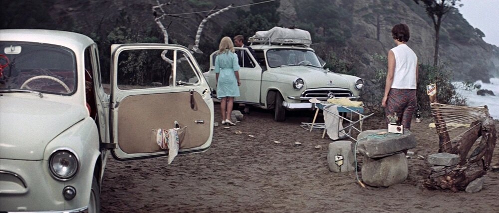    «Волга» ГАЗ-21 и «Запорожец» ЗАЗ-965. Кадр из фильма «Три плюс два»