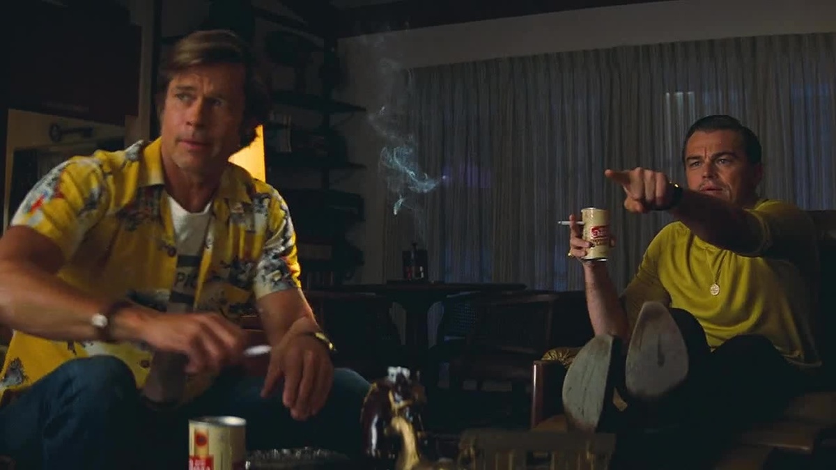 Просто кадр забавный. А фильм хороший - "Однажды в… Голливуде" (2019 г.)