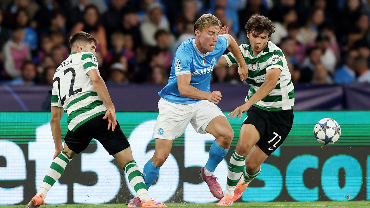    Нападающий «Наполи» Расмус Хейлунн (в центре) в матче против «Спортинга». Reuters