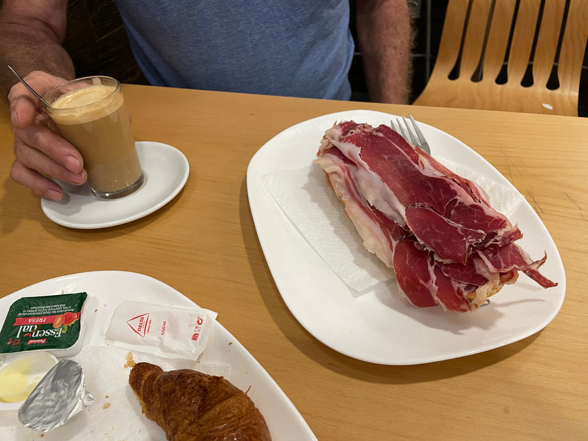 Вот такой "бутербродик". А круассан подают разогретый, с маслом и джемом