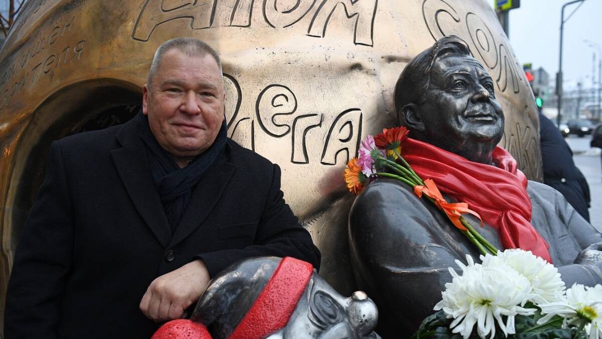    Скульптор Александр Рукавишников на церемонии открытия скульптурной композиции «Атом Солнца Олега Табакова», приуроченной к 85-летию со дня рождения артиста / Фото: Алексей Майшев / РИА Новости