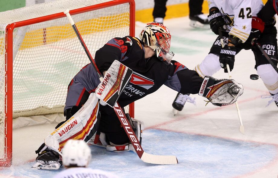 Шайба летит в ворота.  фото: картинки яндекс.