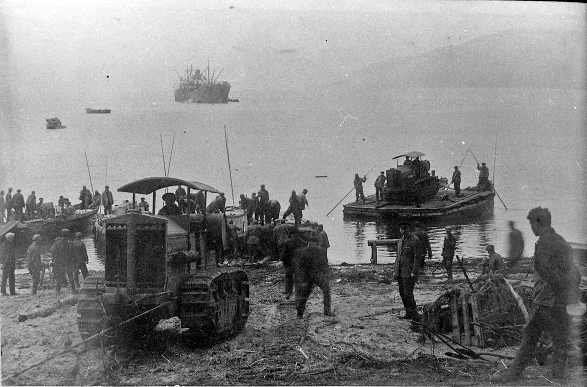    Фото: Разгрузка тракторов «Коммунар» в бухте Нагаево. 30-е годы