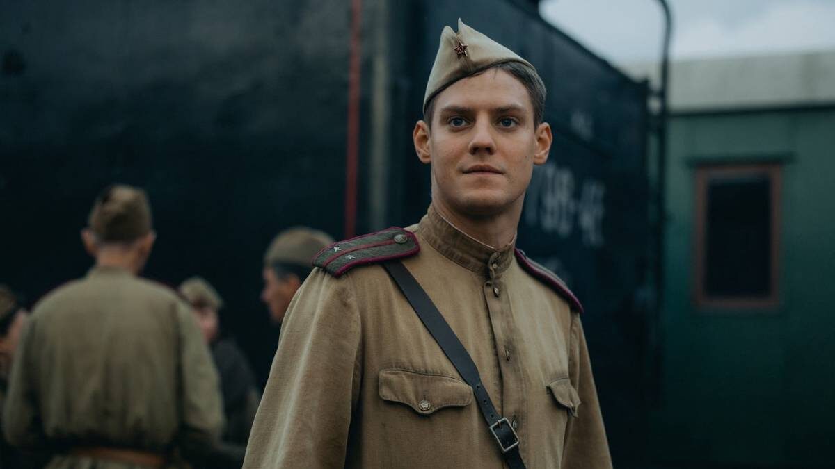    Актер Павел Табаков исполнил роль лейтенанта Андрея Блинова, молодого парня из семьи московских интеллигентов, которого отправили к контрразведчикам, когда он возвращался на место службы после лечения / Фото: «Централ Партнершип»