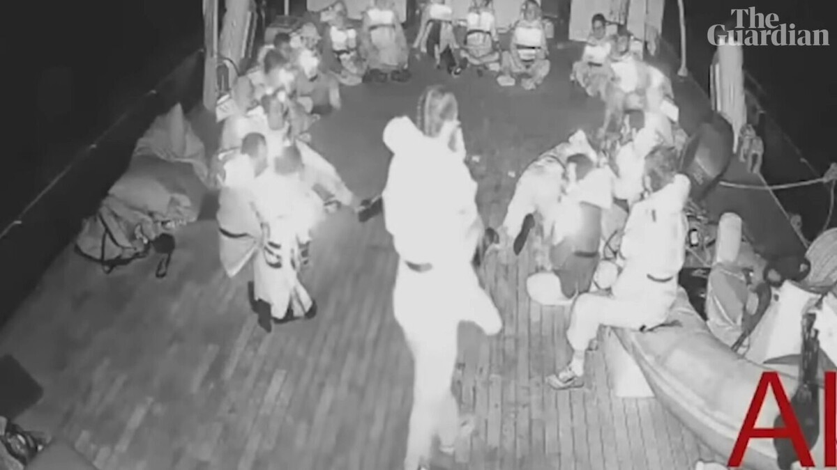 Момент перехвата израильскими военными судна с активистами. Фото: Стоп-кадр видео/The Guardian