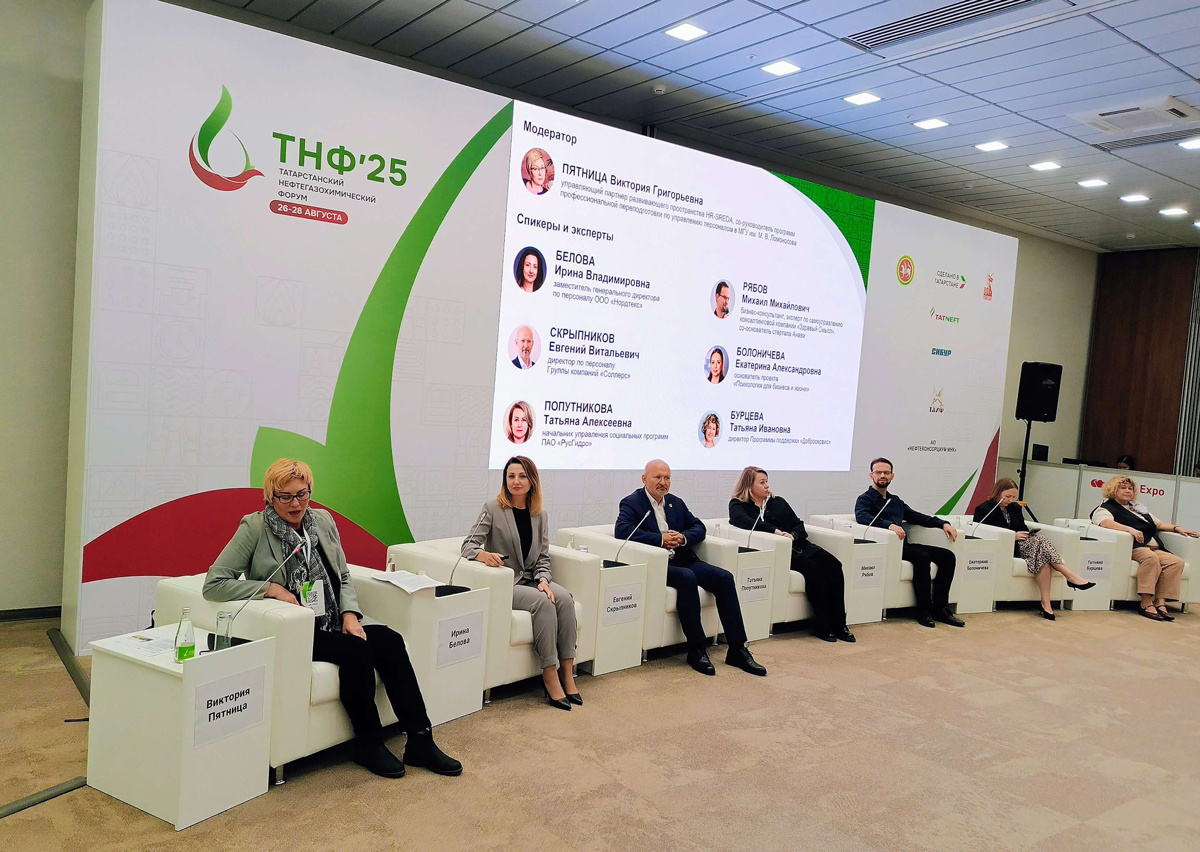 Ирина Белова (вторая справа) 