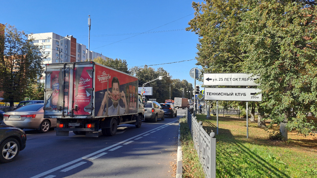 На остановке в Домодедово. Еду обратно.
