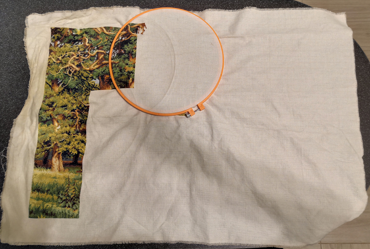 Крестиком. Эта работа у меня с 19.03.2022 года