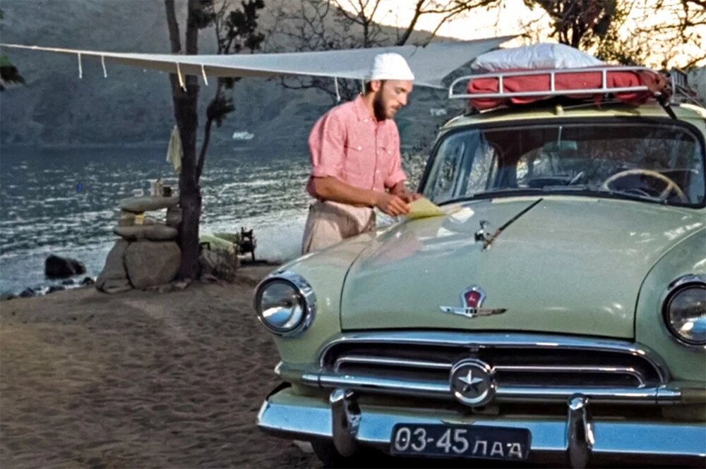    Мужчины приехали на берег Черного моря на автомобиле «Волга ГАЗ-М-21В». Кадр из фильма