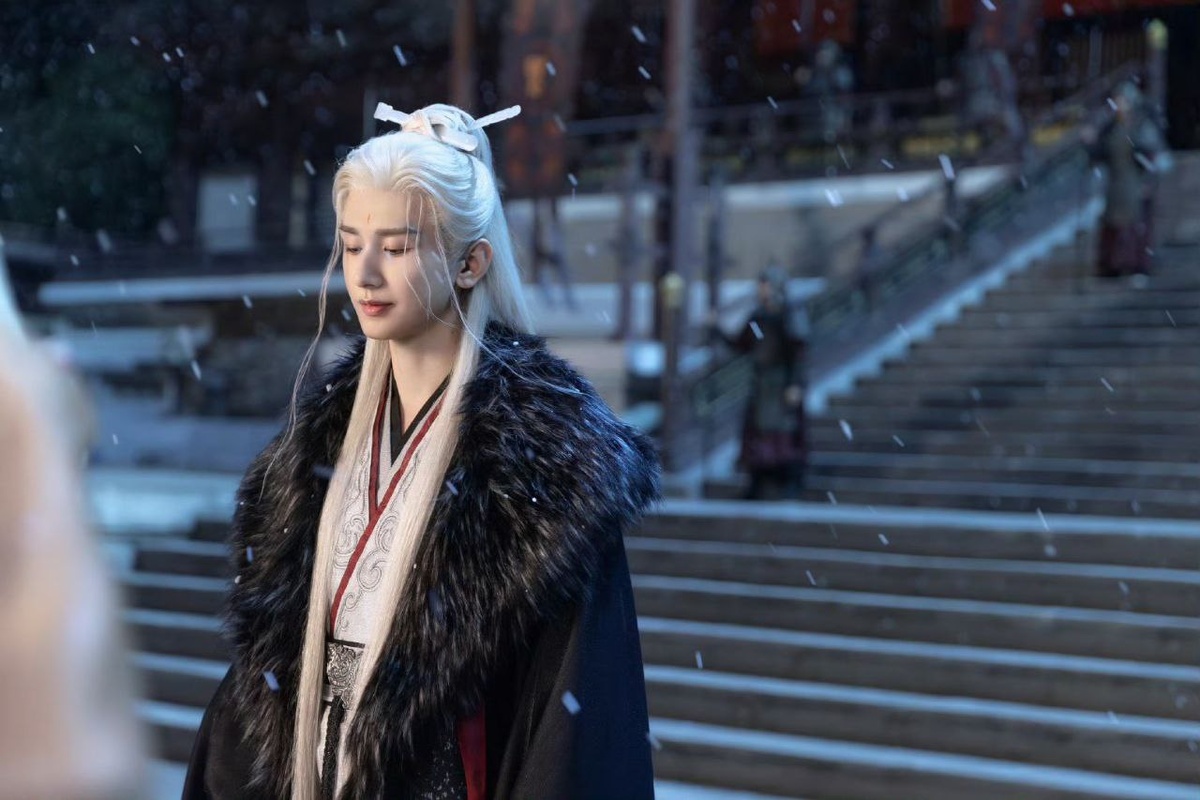 Чэн И в образе из дорамы "Путешествие к горам и морям"...