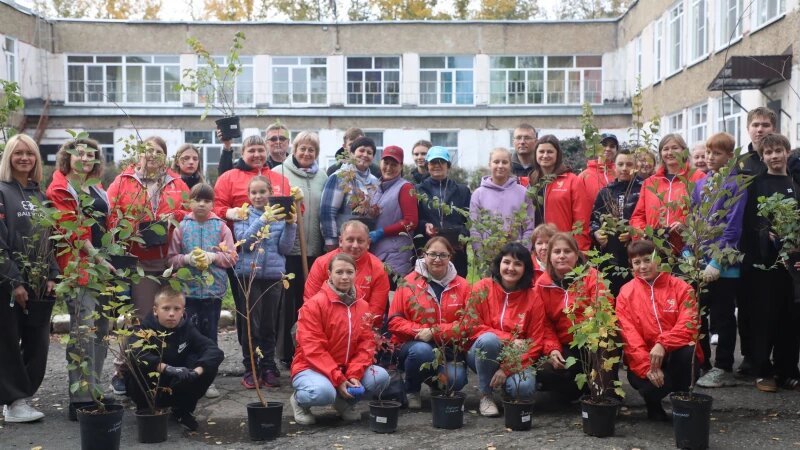     Волонтеры Алтай-Кокса высадили более 50 деревьев и кустарников. Фото предоставлено компанией Алтай-Кокс.