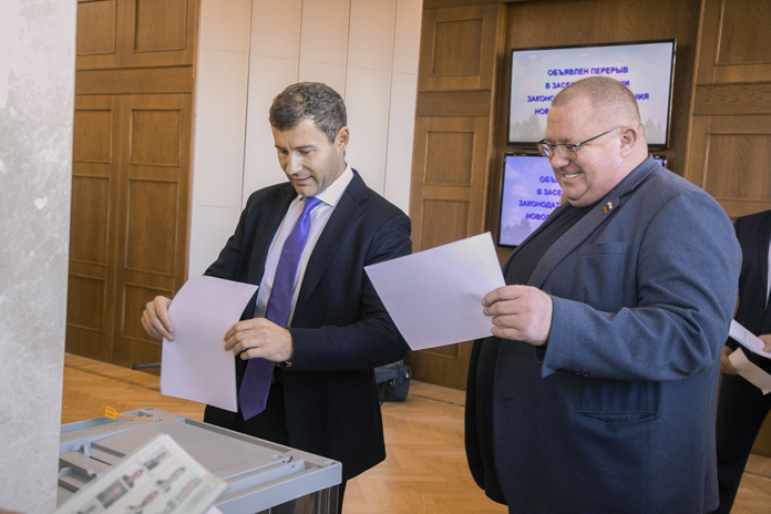    Гендиректор ООО «Аврора» Павел Кива (справа) вошел в комитет ЗС по госполитике, а Сергей Кальченко снова занял пост заместителя председателя бюджетного комитета. Фото Михаила Перикова из архива «Континента Сибирь»