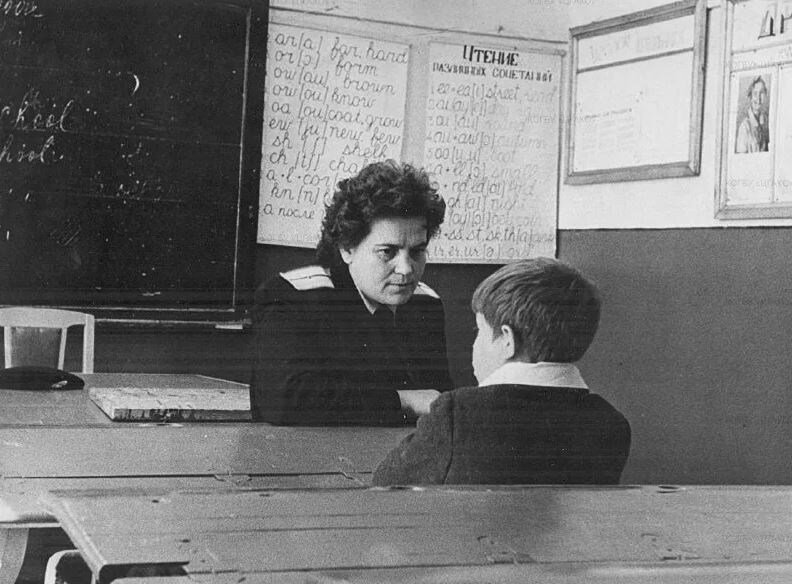 Инспектор детской комнаты милиции беседует с учеником школы, СССР (иллюстрация из открытых источников)