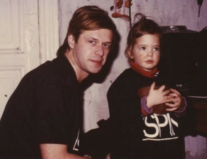 Алиса Гребенщикова в детстве с отцом.