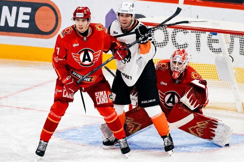    Фото пресс-служба ХК «Автомобилист» / Хоккеисты у ворот