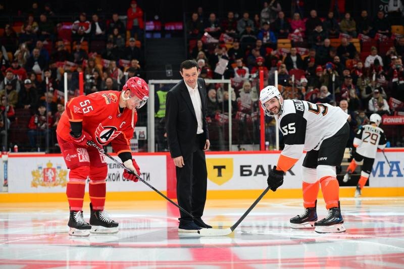    Фото пресс-служба ХК «Автомобилист»/Мэтр мирового хоккея Павел Дацюк проводит символическое стартовое вбрасывание шайбы