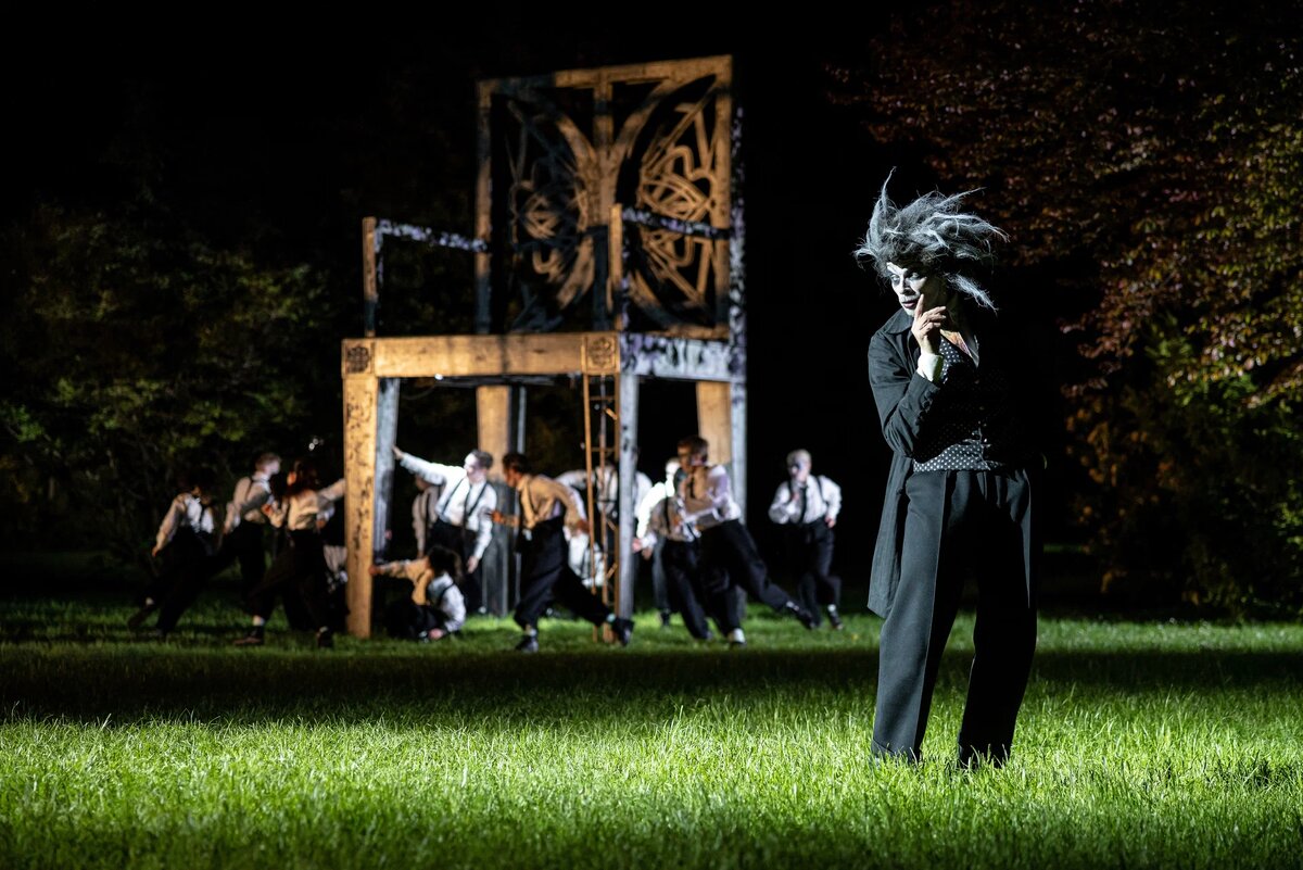 Сцена из спектакля