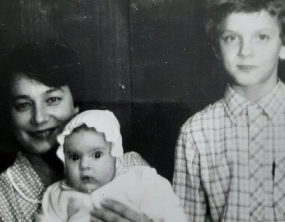 Марина Коняшкина с мамой и братом