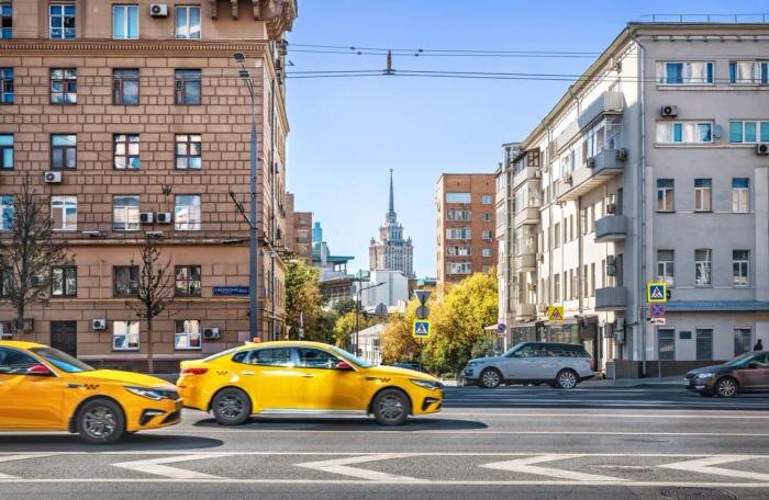 Такси. Обложка © Shutterstock / FOTODOM / Baturina Yuliya
