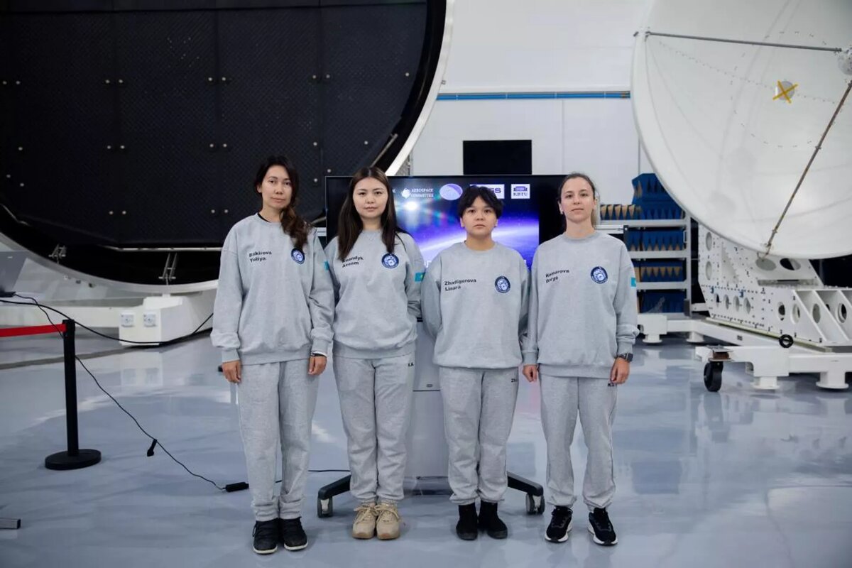 Женский экипаж исследовательского проекта "SANA-1"
© Photo : Министерство искусственного интеллекта и цифрового развития Казахстана