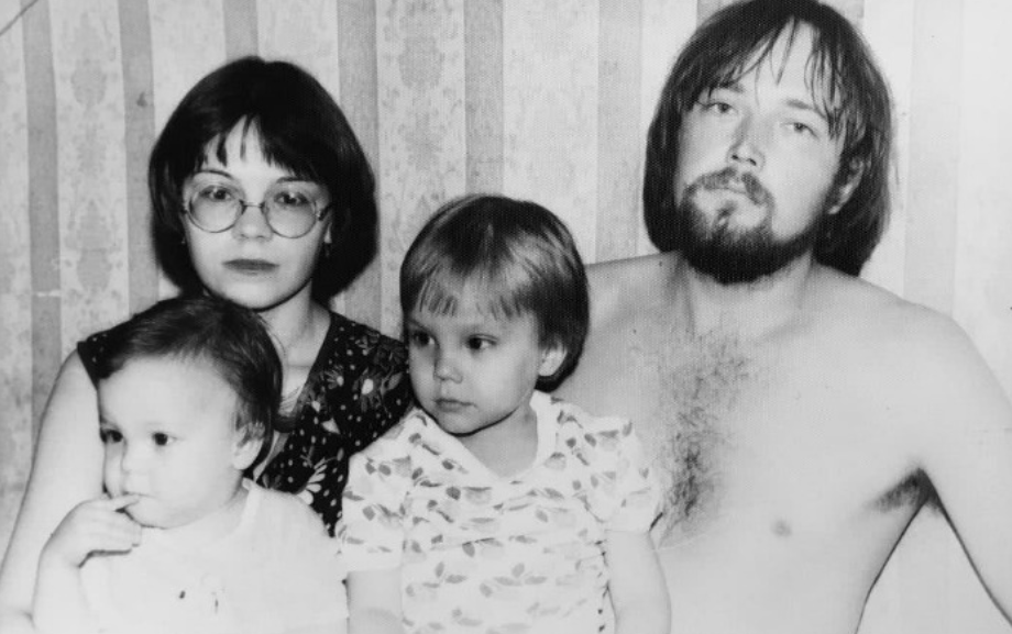 Алексей Чадов с братом и родителями.