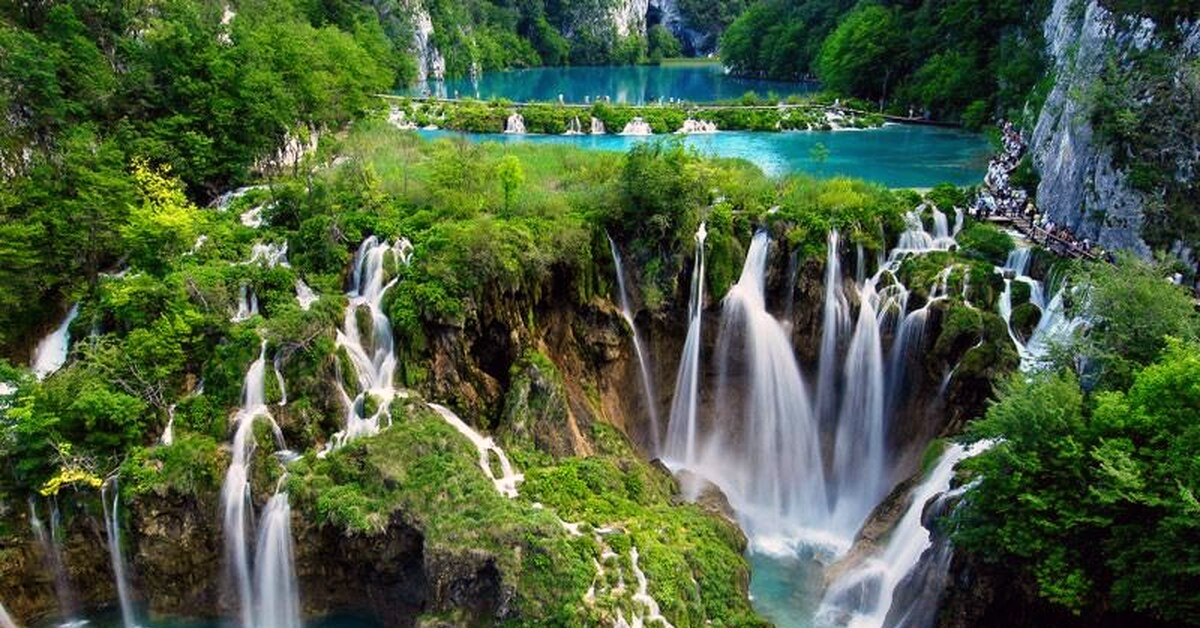 Вид на террасные озера, соединенные многочисленными водопадами