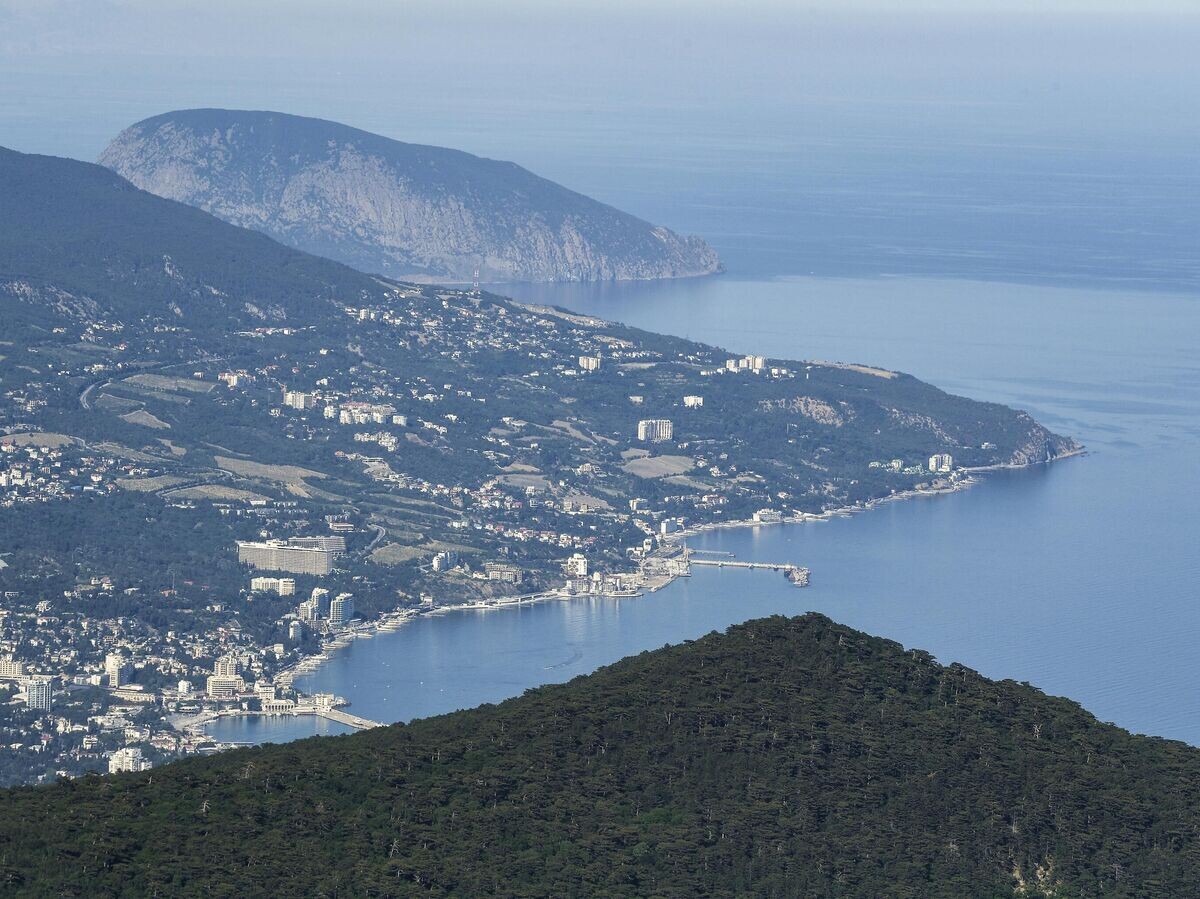    Вид на Ялту с горы Ай-Петри в Крыму© РИА Новости / Константин Михальчевский