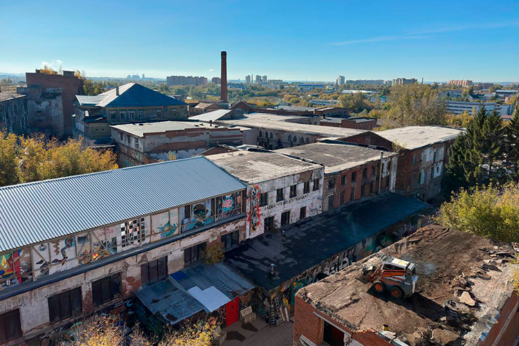    На территории фабрики Алафузова начались работы по сносу старых зданий