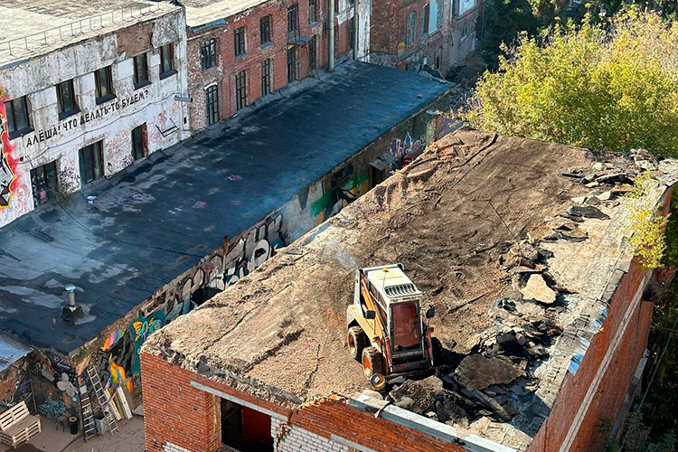    Работы идут полным ходом — мини-погрузчик «счищал» с крыши одной из построек последний этаж