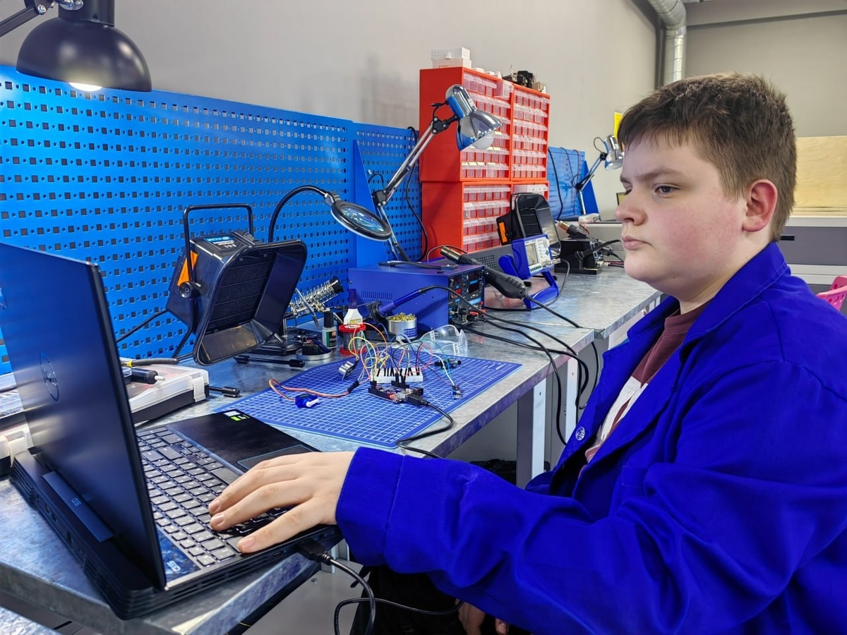    «Антиблондинка» поможет на заправке