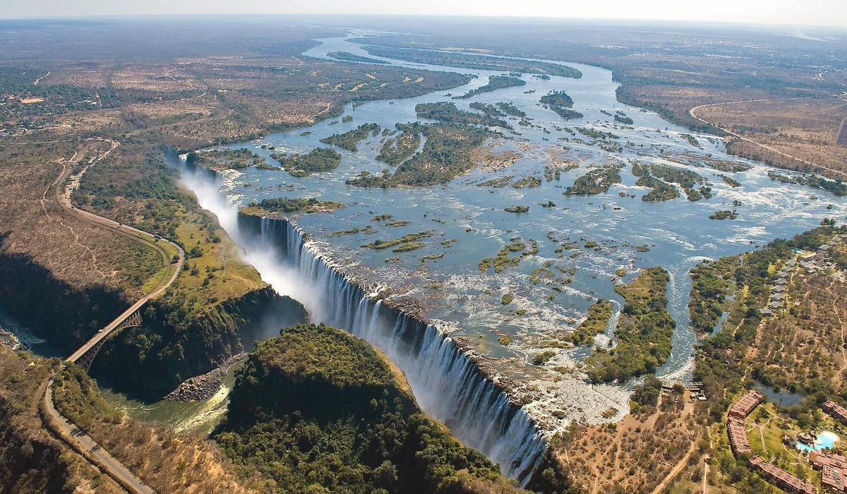 Мощный поток воды Замбези, низвергающийся в узкое ущелье.