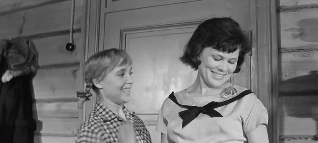 В фильме «Девчата» героиня Тося даёт своей соседке по комнате брошку, чтобы та помодничала в доме культуры.